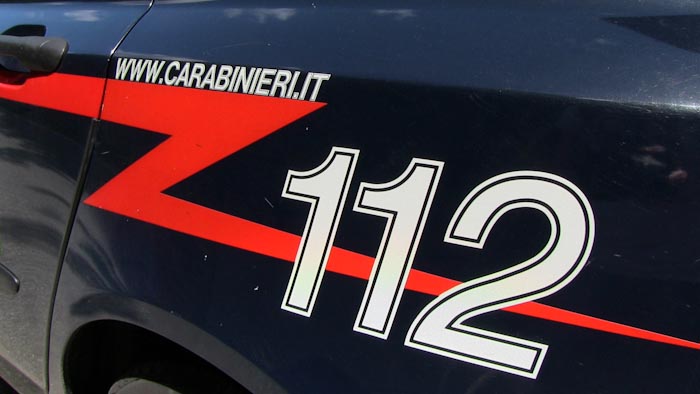 Strappa il labbro al collega: arrestato