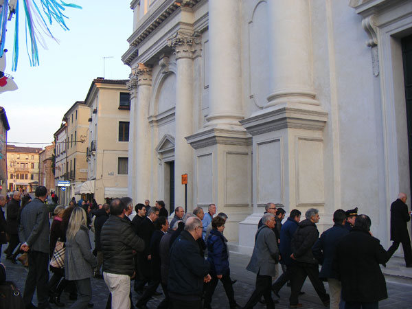 Dietro la facciata