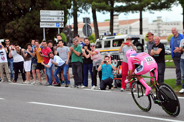 Giro a Bassano, il turismo vede rosa