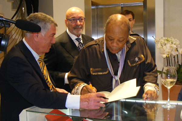 Quincy Jones firma il libro degli ospiti