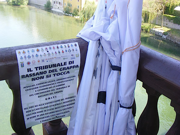 “Tribunale, no alle falsità”