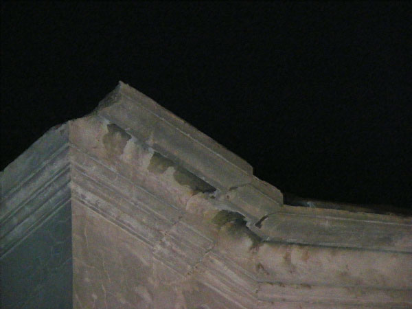 Crolla un pezzo del cornicione di San Bonaventura