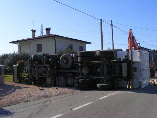 Si scontra con auto, camion “vola”