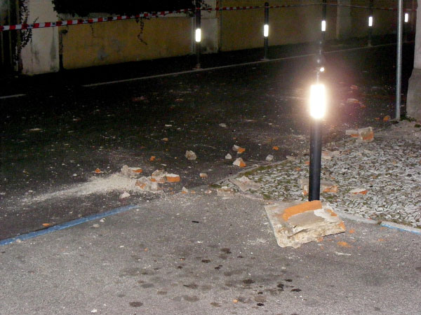 Crolla un pezzo del cornicione di San Bonaventura
