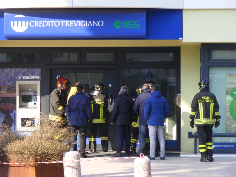 Fallisce l’assalto al bancomat, rientra l'allarme