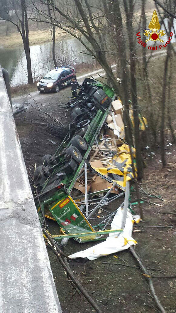 Precipita dal viadotto, miracolato