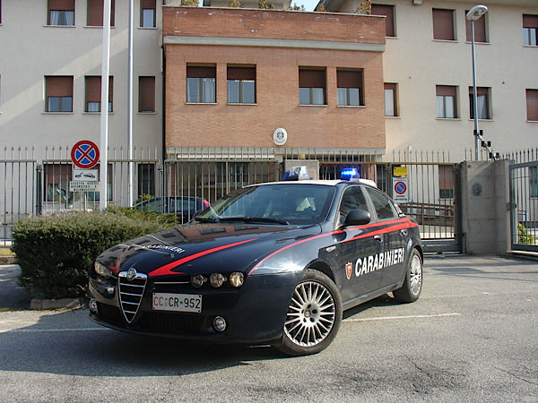 Rissa furibonda in casa altrui, due arresti