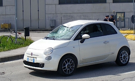 Si scontra con auto, ciclista gravissimo
