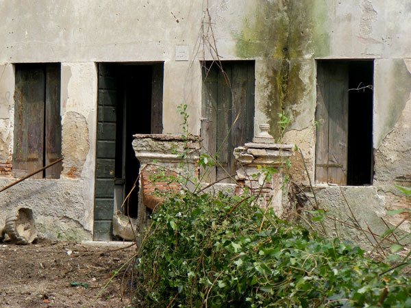 Sopra la porta la tabella del livello del Brenta del 4 novembre 1966