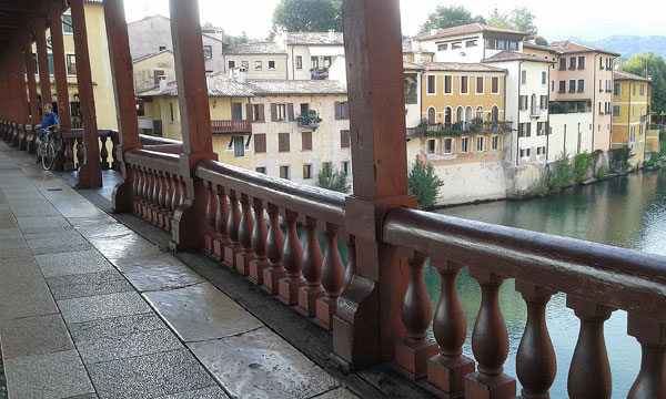L'andamento "ondulatorio" del Ponte, fotografato oggi (foto: Alessandro Tich) 