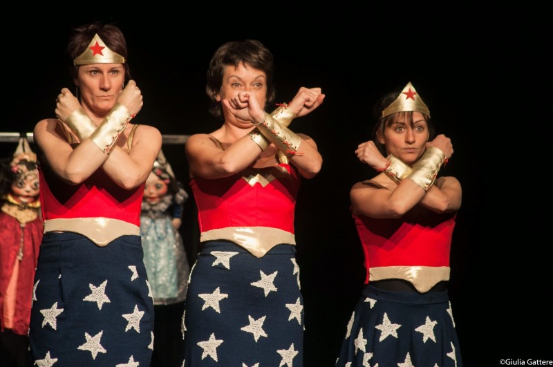Stasera a Bassano Marta Cuscunà, Giuliana Musso e Antonella Questa con lo spettacolo “Wonder Woman”