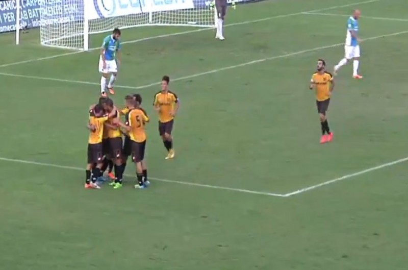 L'esultanza dei giallorossi dopo l'autogol propiziato da Domenico Germinale 