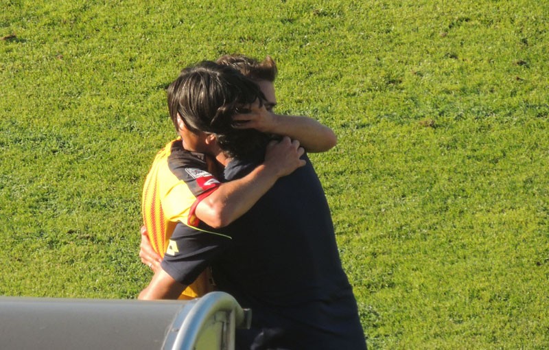Il caloroso abbraccio tra Candido e La Grotteria dopo il gol del momentaneo 1 a 0 contro la Cremonese (foto  Claudia Casarotto)