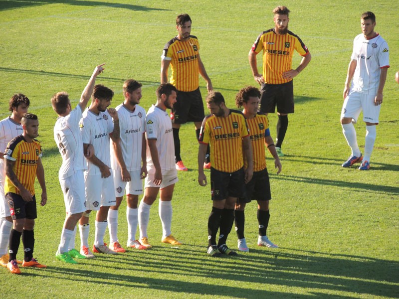 Schema offensivo su calcio piazzato  per i giallorossi (foto Claudia Casarotto)