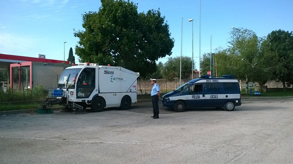 E la polizia...fa pulizia