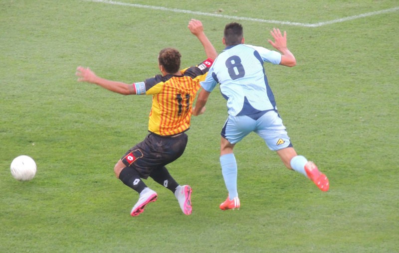 Capitan Iocolano cade dopo il contatto con Calì. E' calcio di rigore (foto Claudia Casarotto)