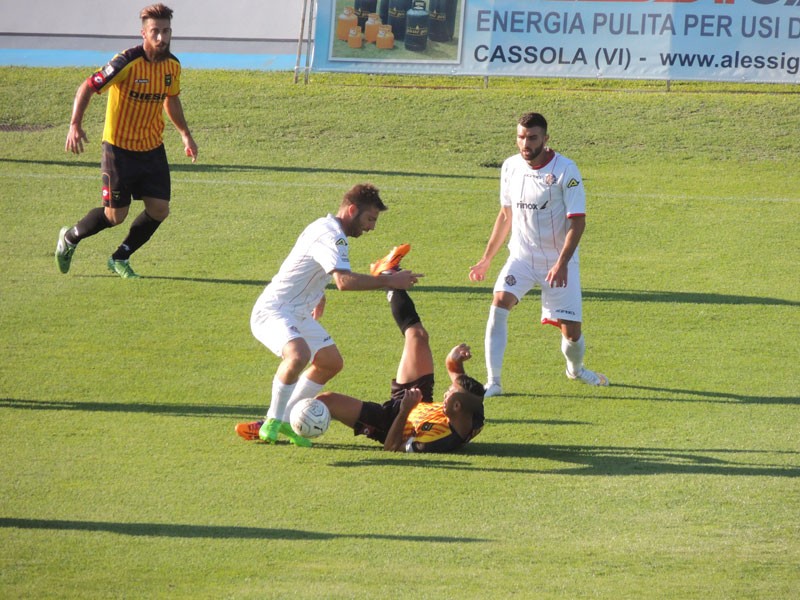 Falzerano lotta sotto agli occhi di Toninelli (foto Claudia Casarotto)
