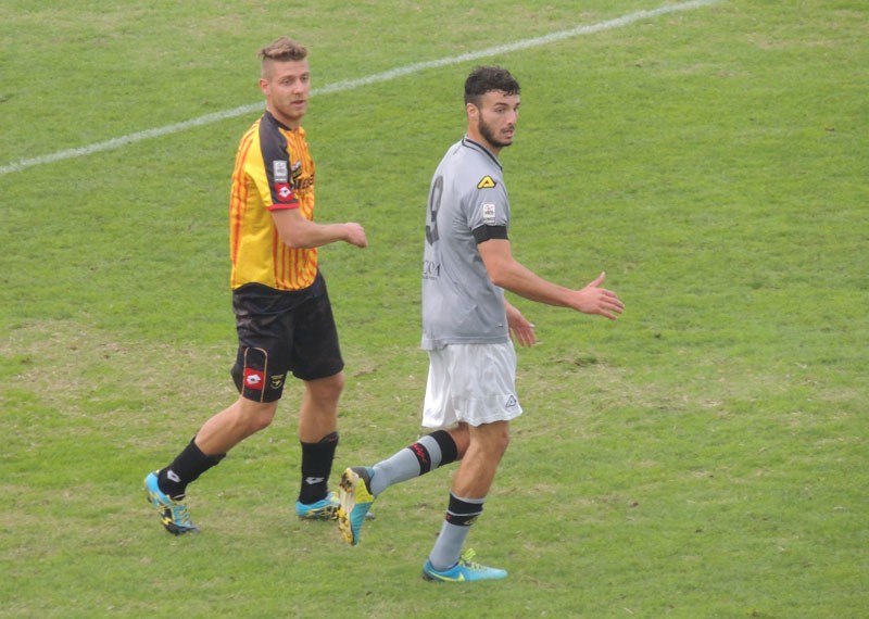 Alberto Barison controlla da vicino il bomber dell'Alessandria Riccardo Bocalon (foto Claudia Casarotto)