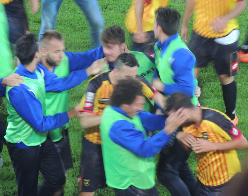 Esplode lo stadio, esplode la panchina: tutti ad abbracciare Mattia Proietti 