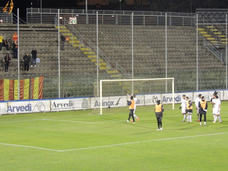 Il Bassano va a raccogliere gli applausi dei suoi tifosi dopo il triplice fischio (foto Giorgio Zen)
