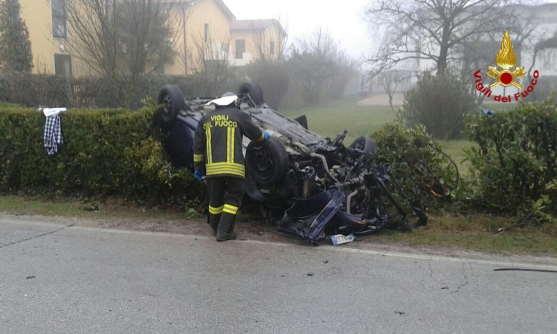 Terribile schianto, grave 22enne