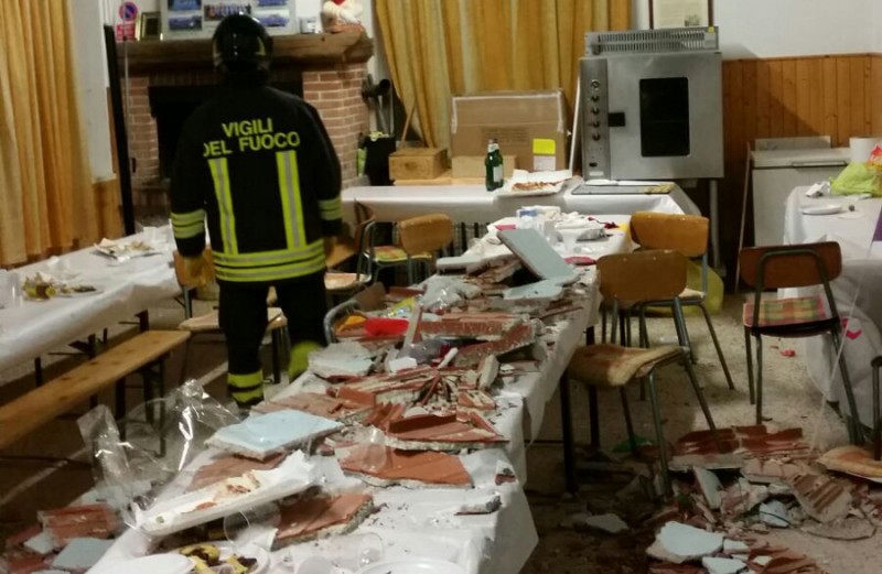 Crolla il soffitto sulla festa di compleanno