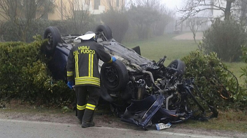 Terribile schianto, grave 22enne