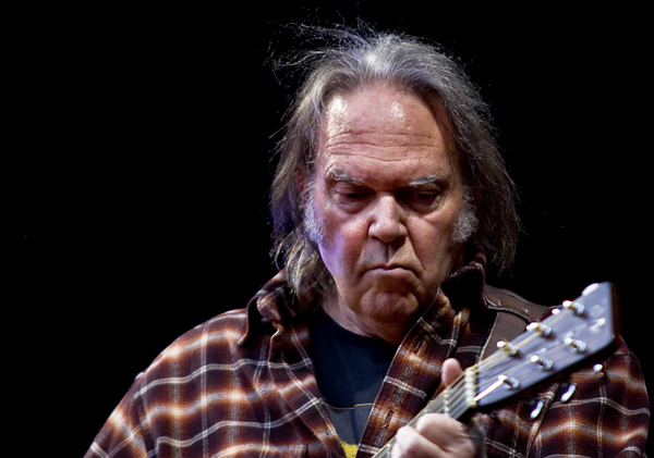NEIL YOUNG e Promise Of The Real: uno show di protesta e passione
