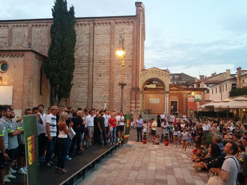 Un'istantanea della festosa presentazione tenutasi in piazza Garibaldi