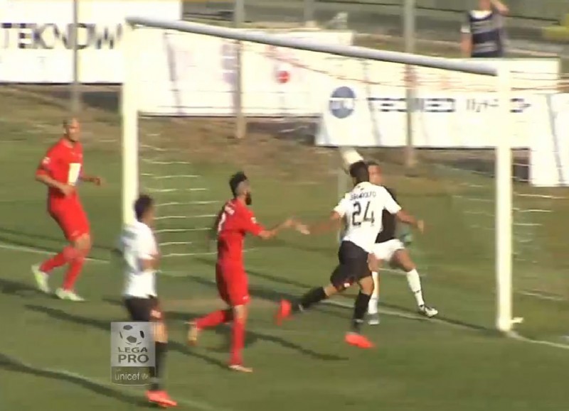 L'incornata di Grandolfo che è valsa il gol dell'1 a 1 ad Ancona (Sportube) 