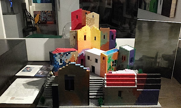 Sassi di Lego in vetrina