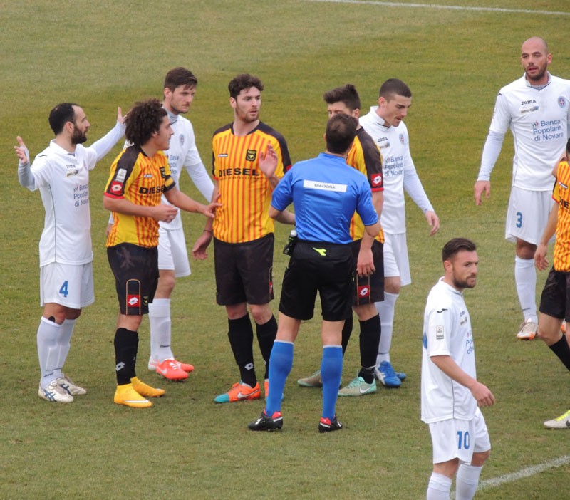Zanella marcato dall'attuale giallorosso Bianchi. Nella foto si riconoscono anche Iocolano e Ingegneri (foto Claudia Casarotto)