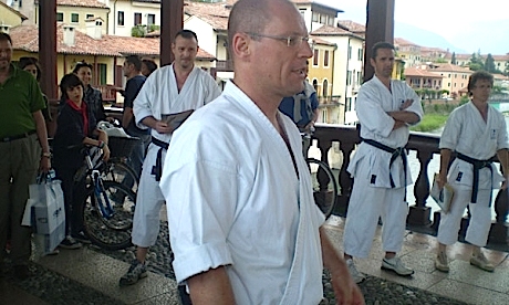 Divise blu e cinture nere