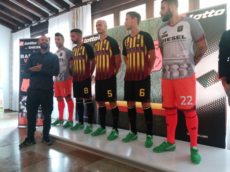 Nuova maglia per il BV. Ed è subito boom