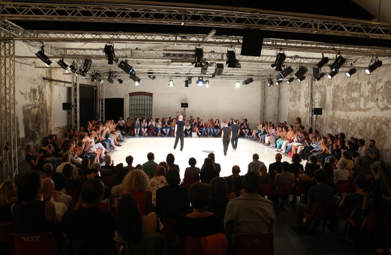 Immagine di repertorio: pubblico e performer al Garage Nardini di via Torino