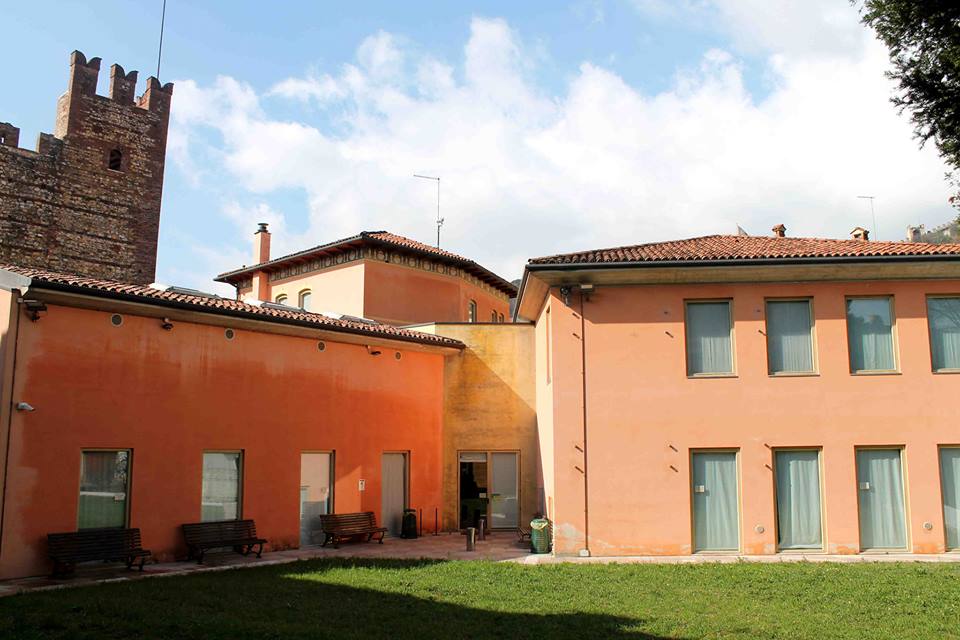 Tocca e sfoglia