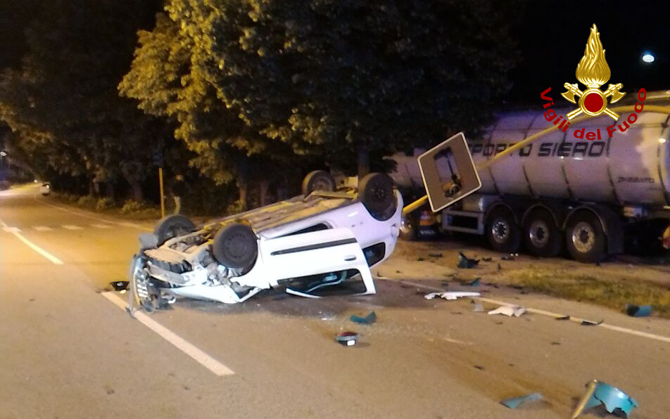 Auto si cappotta in viale De Gasperi, un ferito