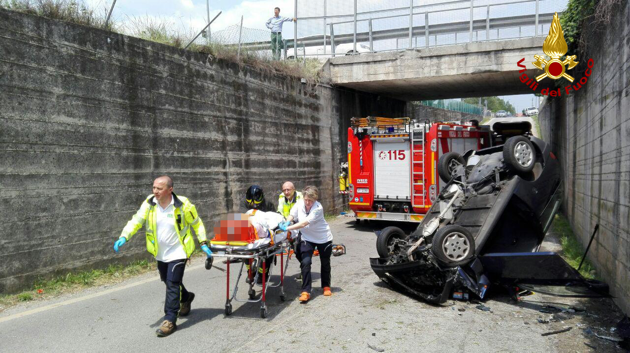 Rosà, auto precipita dalla tangenziale, un ferito grave