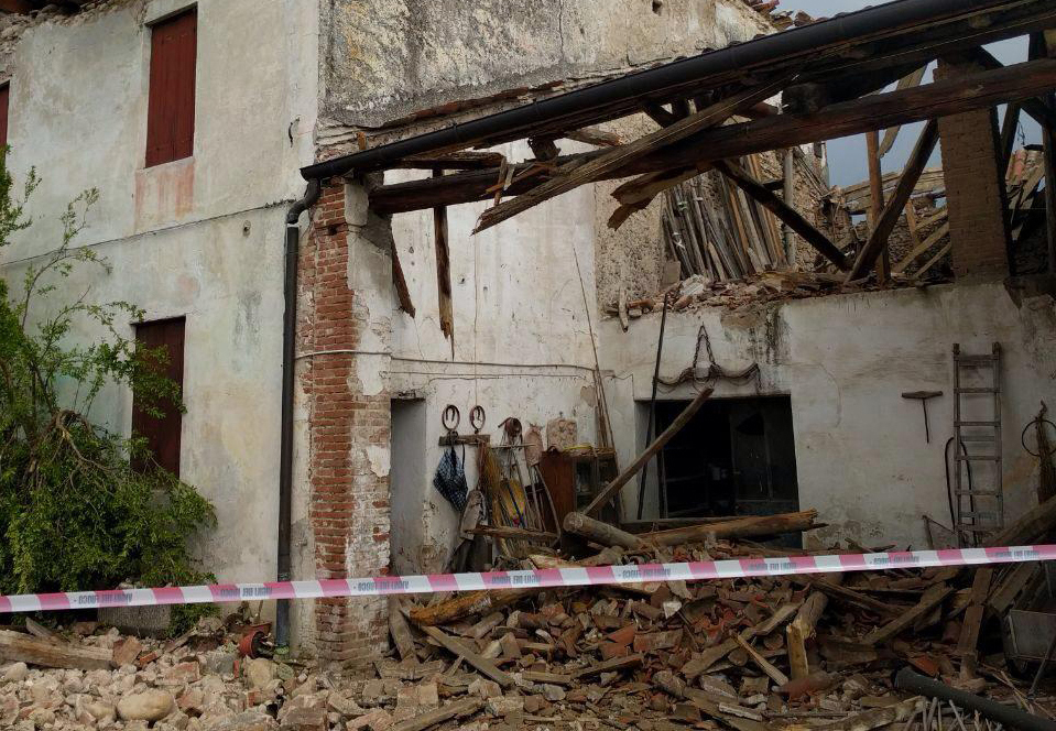 Crolla parte di vecchio edificio in via dei Tulipani