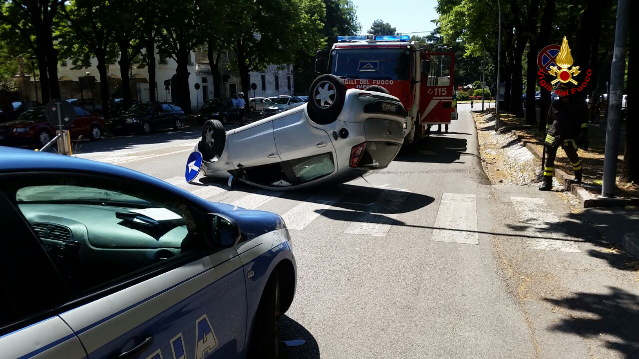 Auto sbanda e si rovescia in viale delle Fosse, conducente ferito
