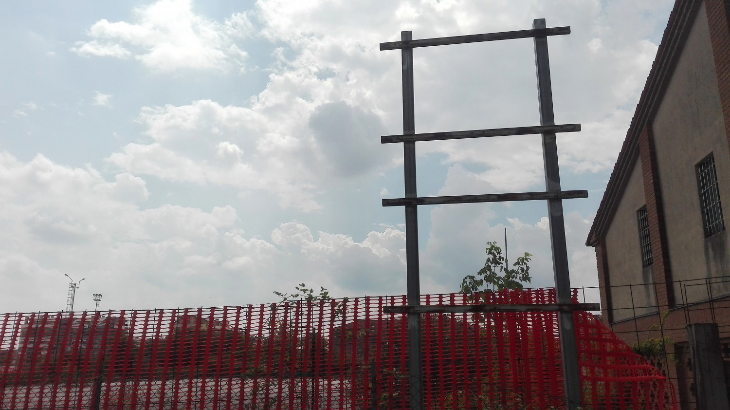 Il punto di inizio da largo Parolini della futura strada del PPE Parolini, col supporto del cartello di cantiere, attualmente rimosso (foto Alessandro Tich)