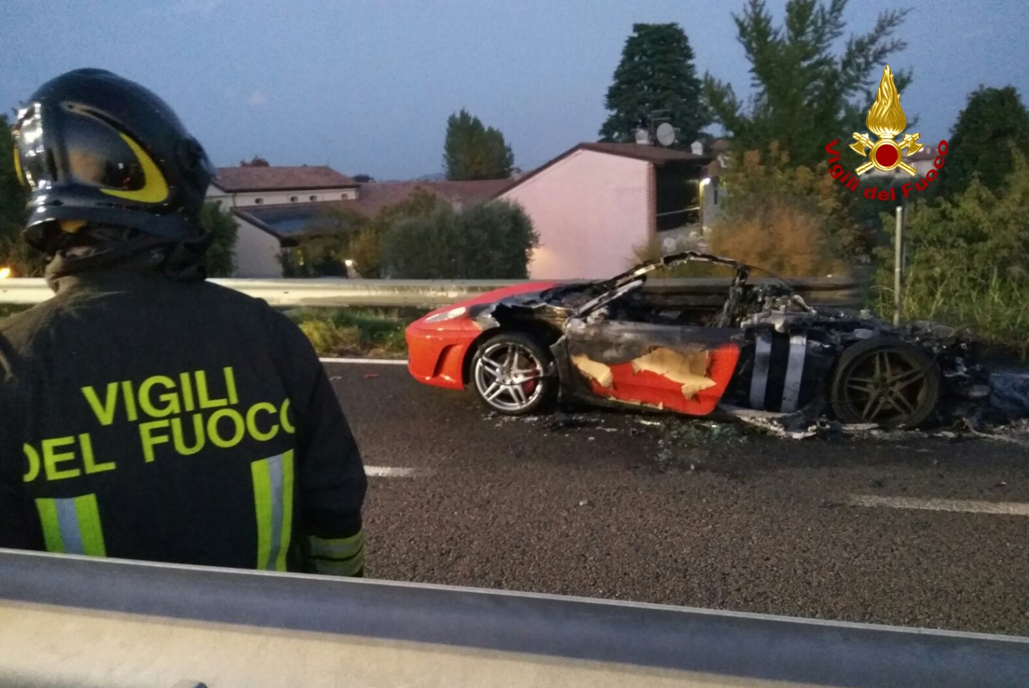 Cassola, si incendia una Ferrari