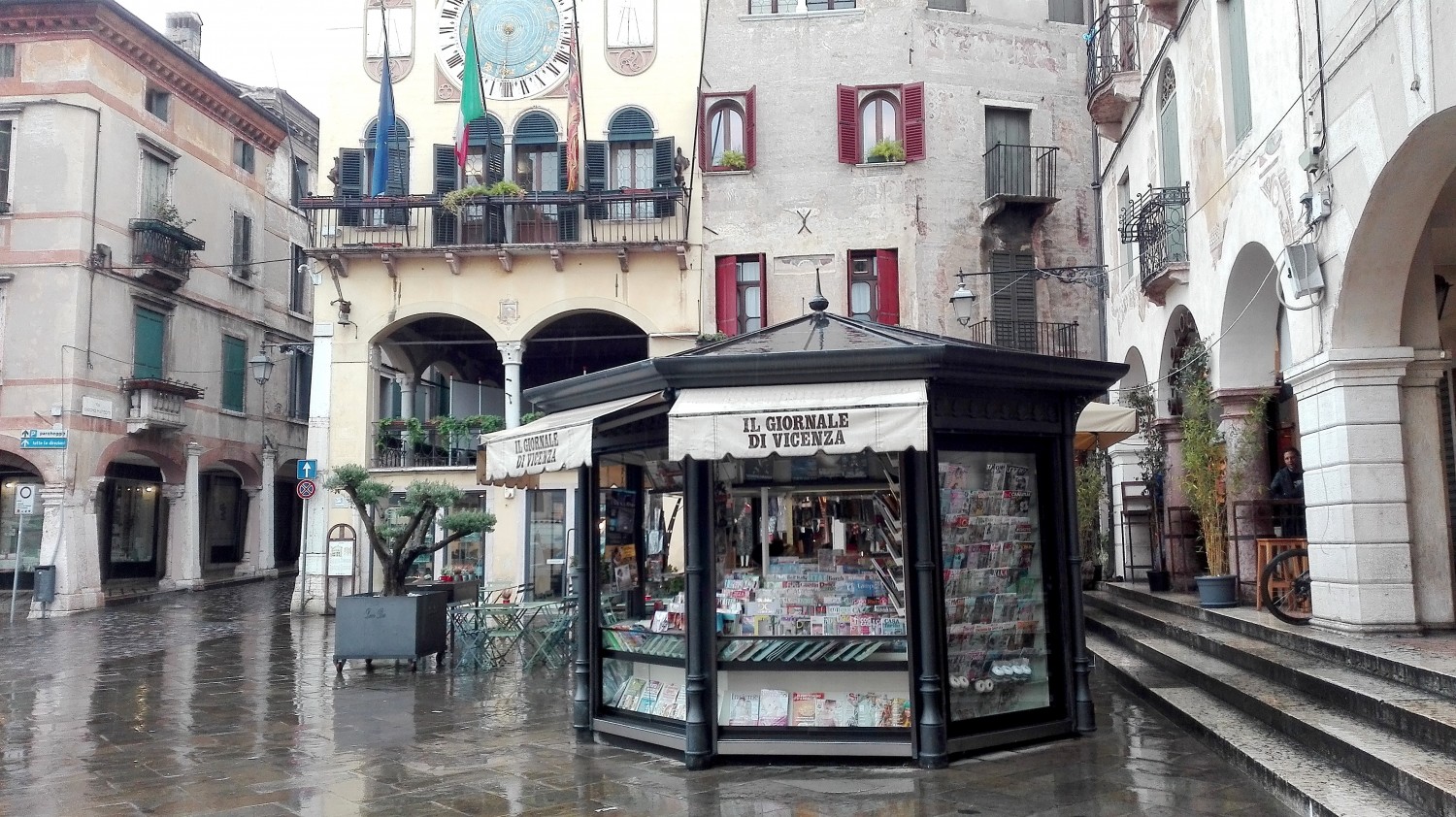 Davanti all'edicola