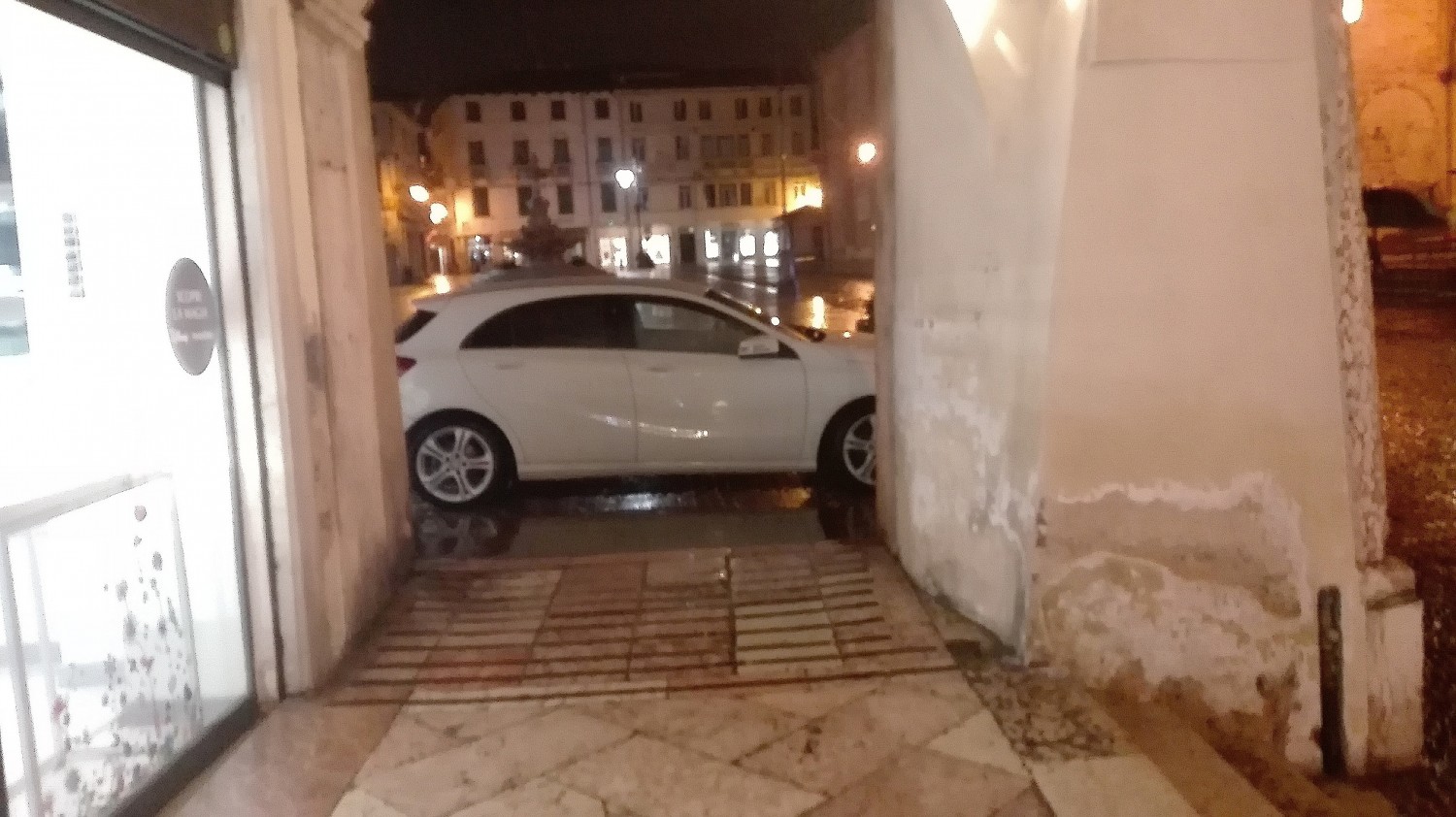 Prego si accomodi