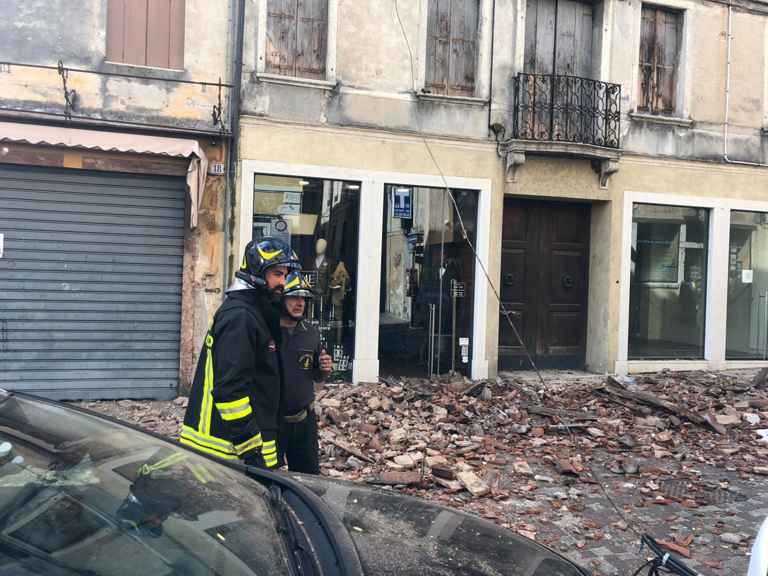 Crolla cornicione sui turisti. 4 feriti