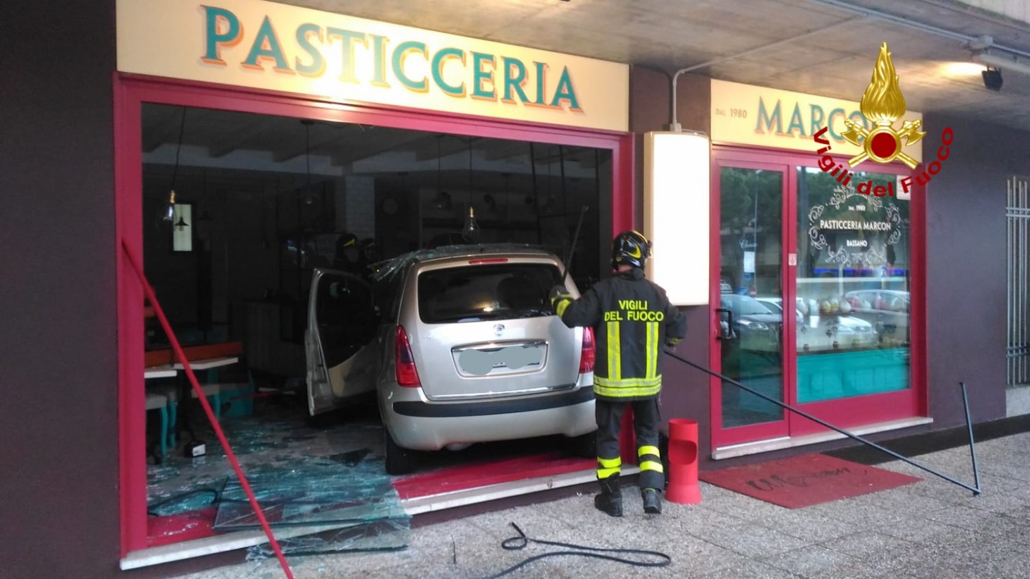Auto in pasticceria