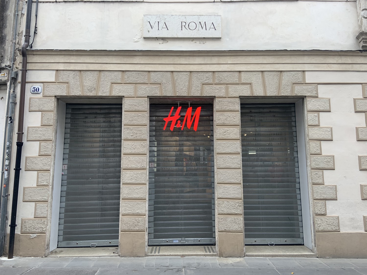 H&M chiude: Dipendenti a casa