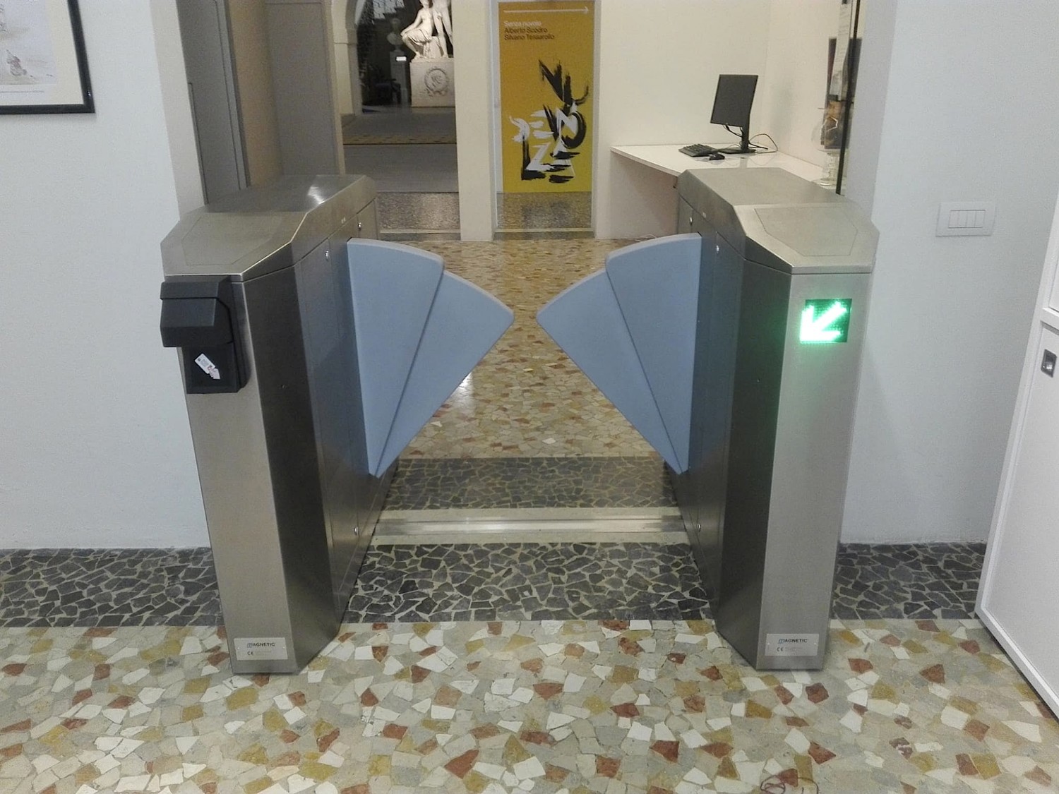 Tornelli di ingresso (foto Alessandro Tich)
