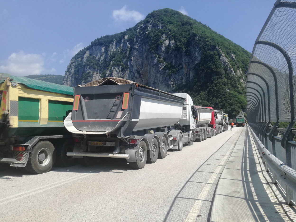 Con la forza di venti camion