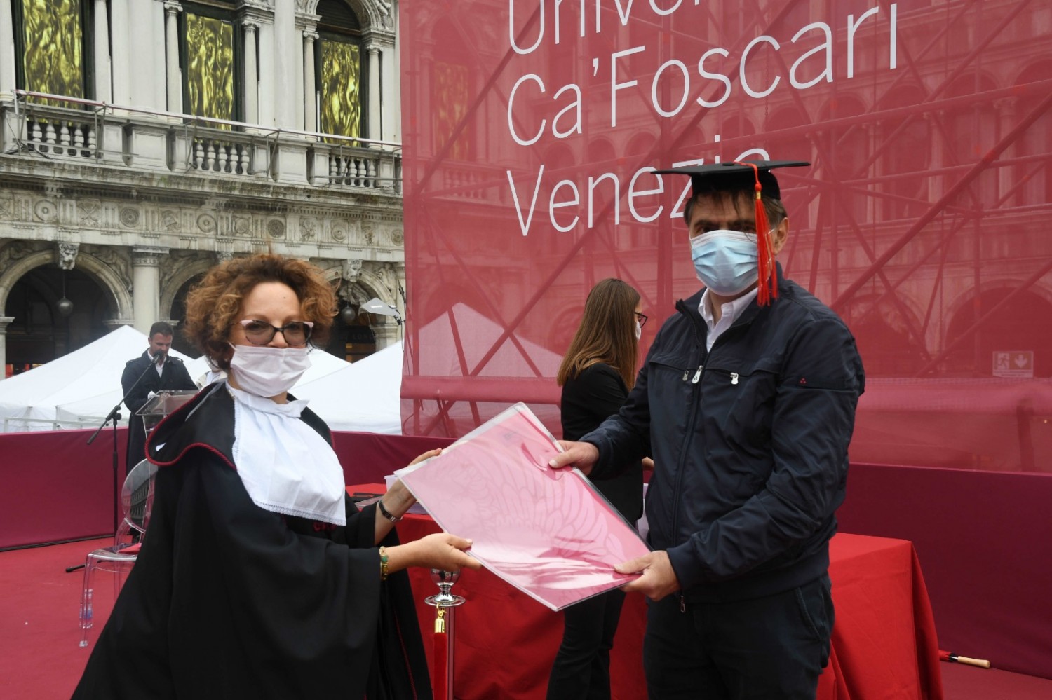 La consegna della laurea